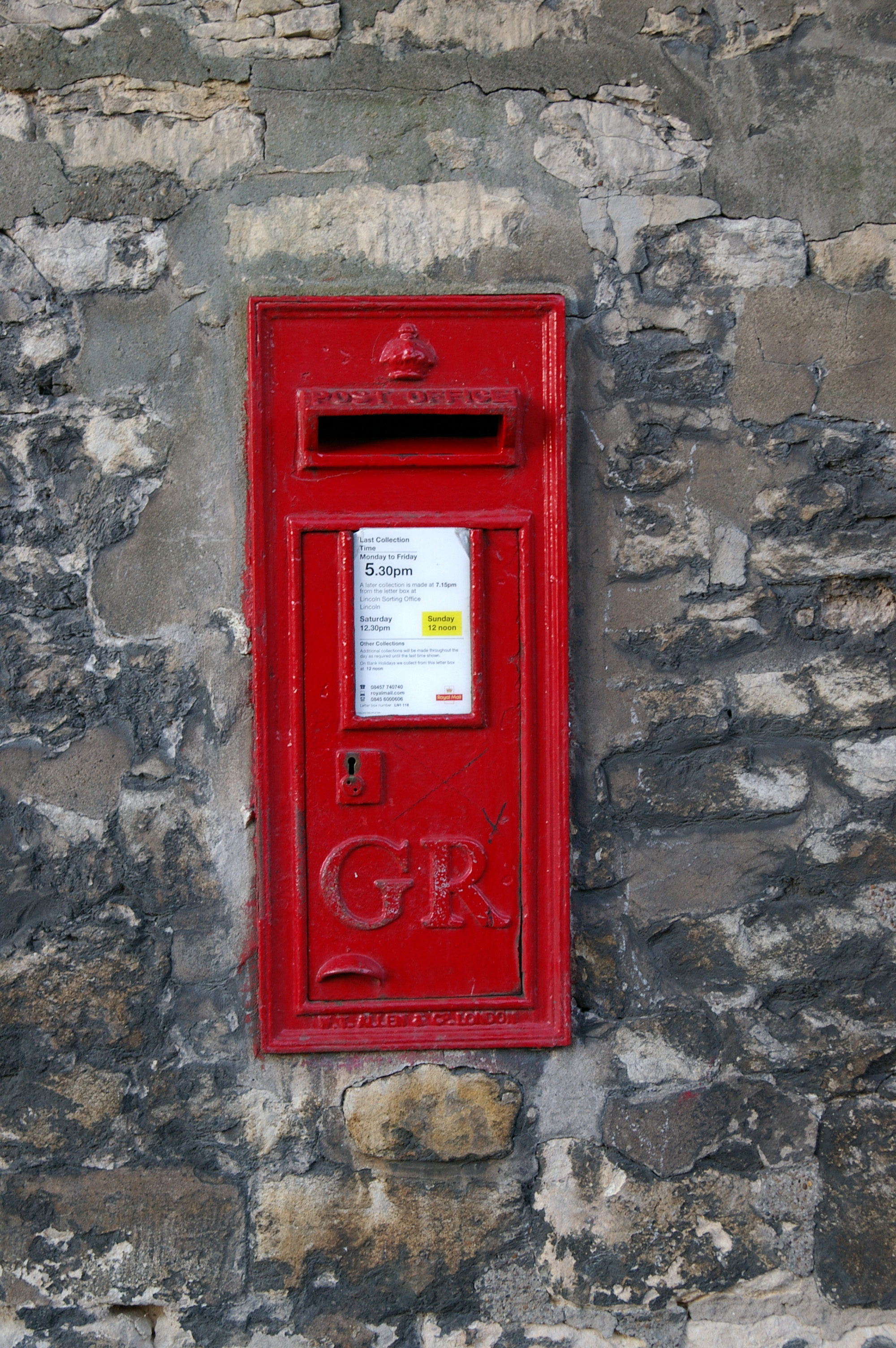 Free Stock Photo 826 uk post box P4708 JPG Freeimageslive