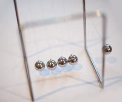 5383   Newtons cradle desktop toy