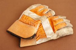 9851   Pair of gardening protection gloves, on orange