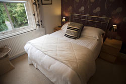 8941   Cosy bedroom with a fresh white bed set