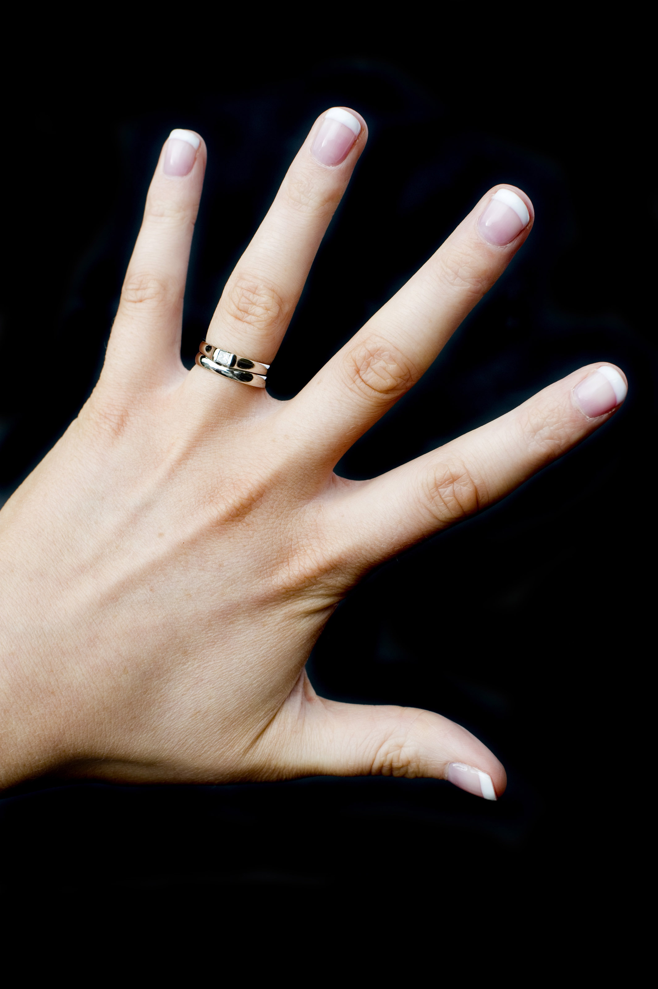 Тонкий пальчик. Обручальное кольцо на пальце. Красивые пальцы. Кольцо на безымянном пальце. Красивые пальцы рук.