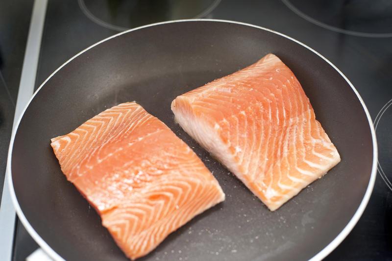 Free Stock Photo 8515 Pan frying salmon steaks | freeimageslive