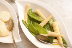 10525   Vegetable side plate with mangetout and corn